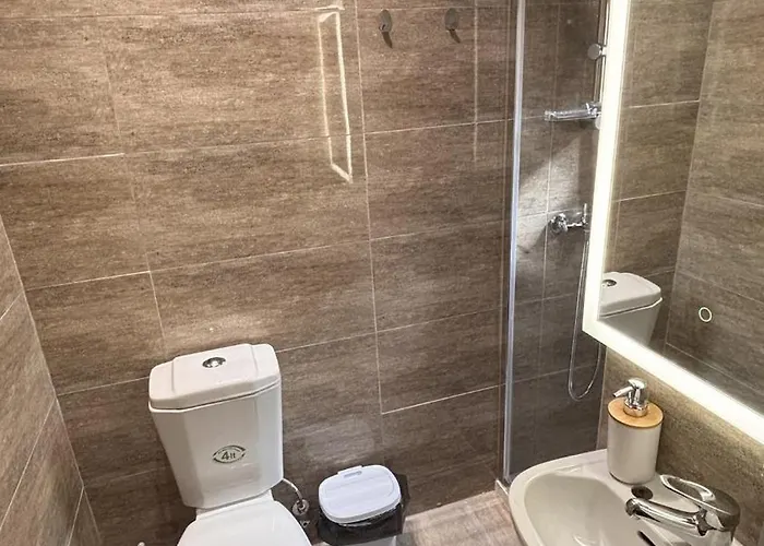 Center, Back Sunny Terrace, Bus Terminus Victoria