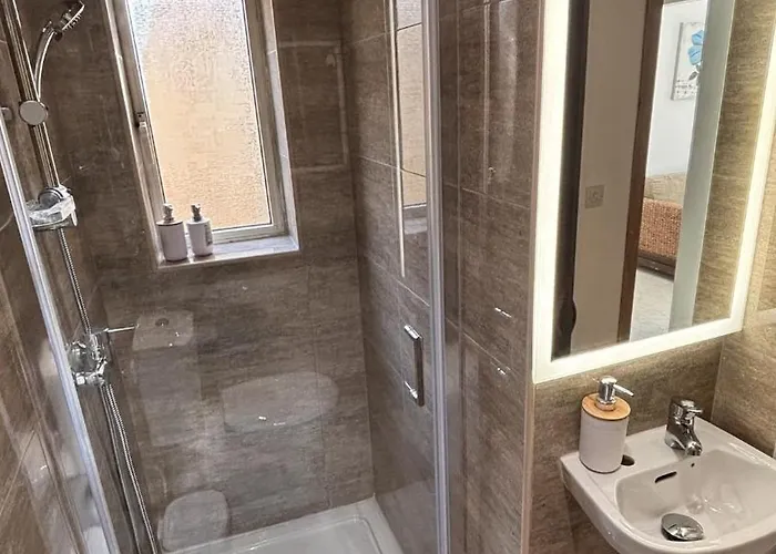 Center, Back Sunny Terrace, Bus Terminus * Victoria